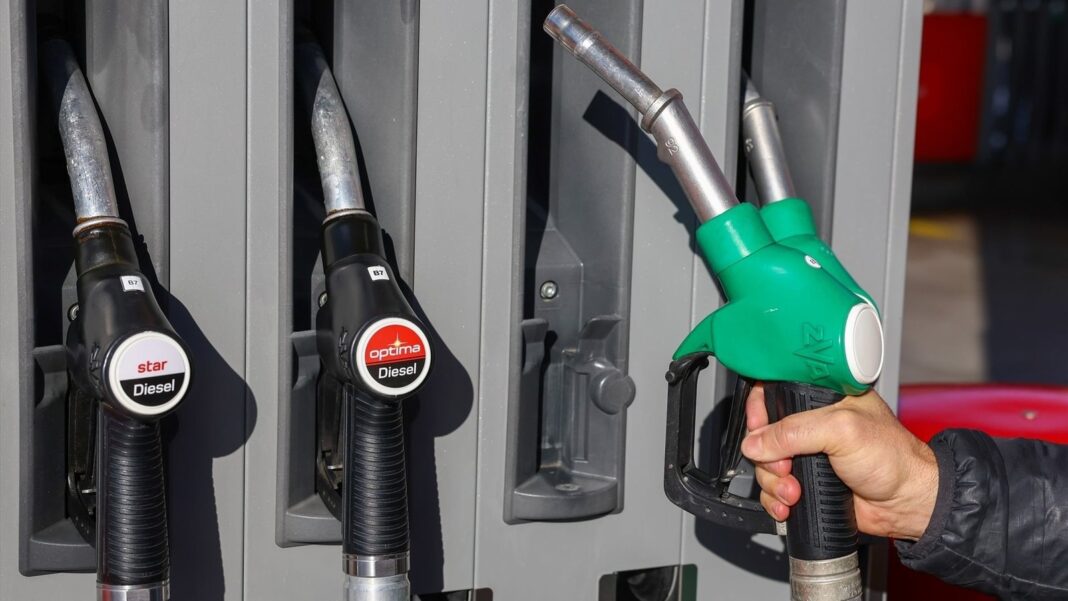 Surtidor de gasolina con precios visibles