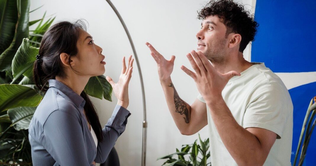 Pareja discutiendo en una sala de estar