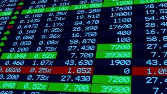 Analistas financieros discuten en un panel sobre el mercado argentino