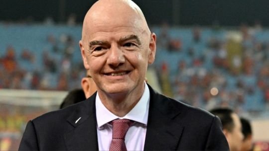 Javier Zanetti, Esteban Cambiasso y Javier Pastore en un evento de la FIFA