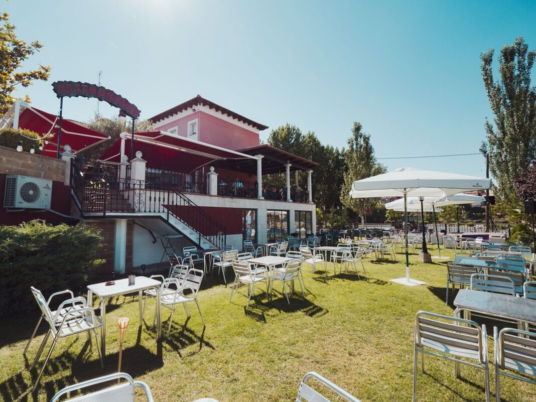 Terraza del Restaurante Doña Carmen con vistas al río Duero en Tordesillas