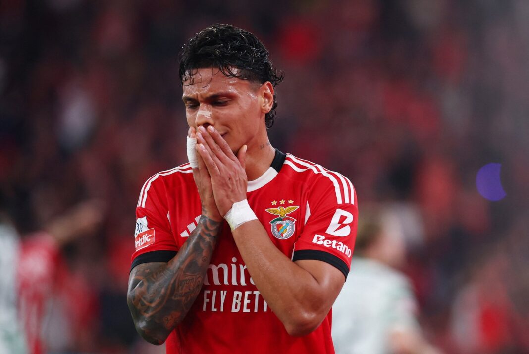 Richard Ríos con la camiseta del Benfica