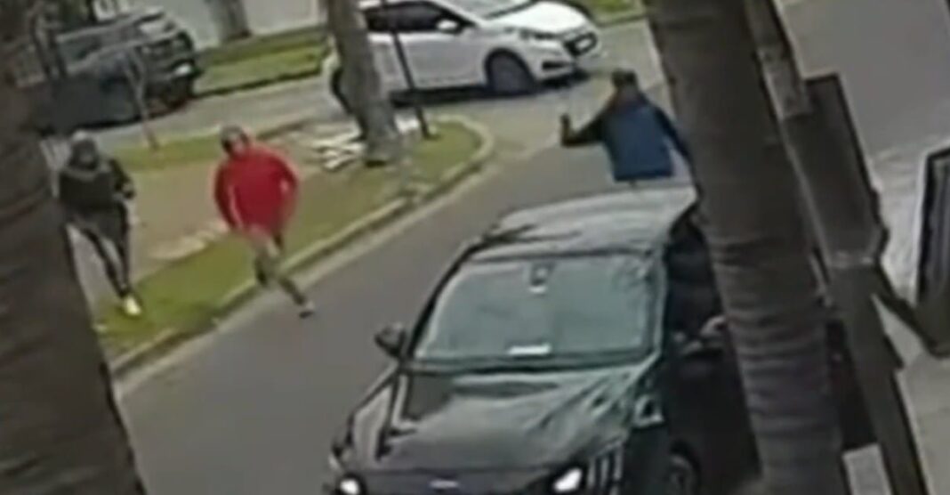 Cámaras de seguridad registran el robo de un automóvil en Ramos Mejía