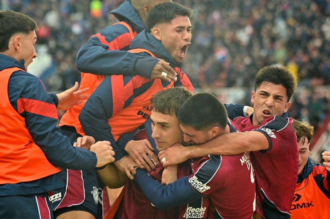 Jugadores de San Lorenzo celebrando el gol ante Unión