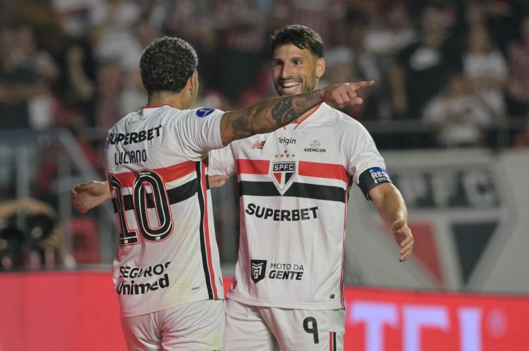 Jugadores de San Pablo celebran un gol ante Bolívar en el estadio Morumbí