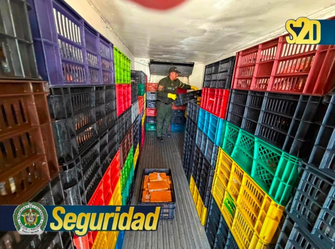 Paquetes de cocaína incautados en un camión de pescado en el Huila