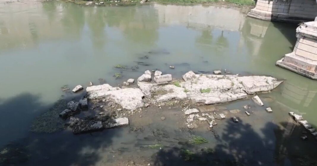 Restos del Puente de Nerón emergidos en el río Tíber