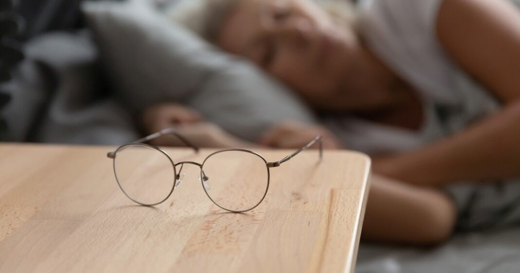Persona durmiendo una siesta en un sofá durante la tarde