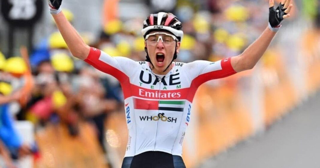 Tadej Pogačar celebrando su quinto Tour de Francia
