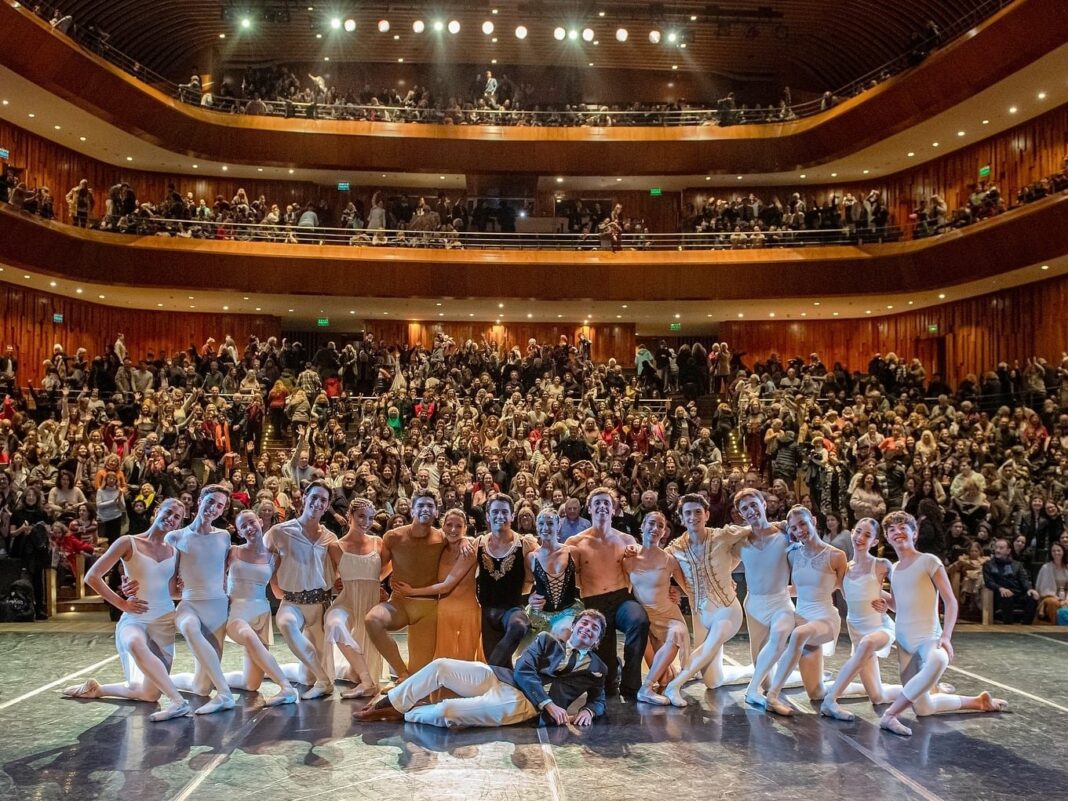 Bailarines en escena durante la gala Repatriados en el Palacio Libertad