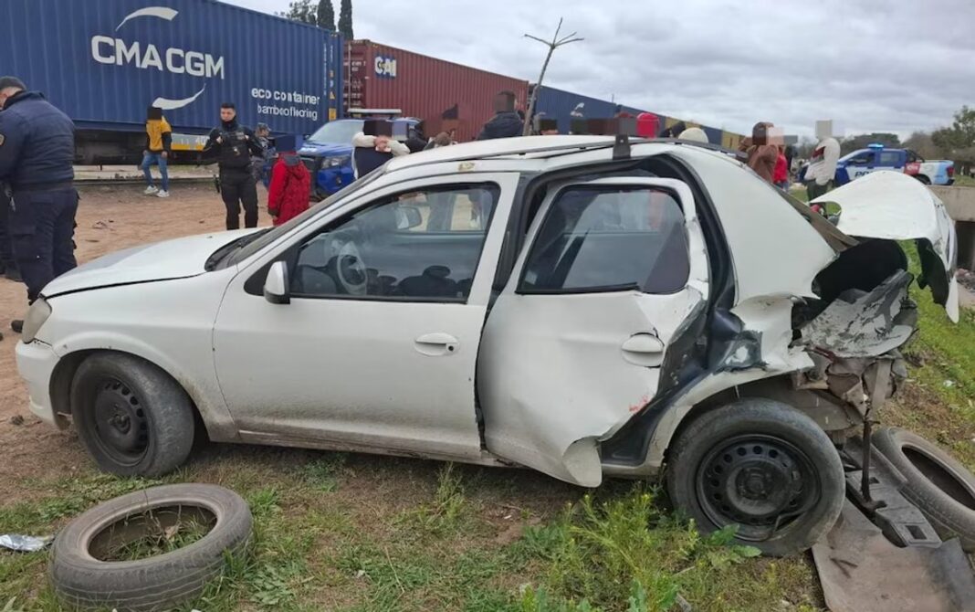 Auto Chevrolet Prisma impactado por un tren de cargas en Córdoba