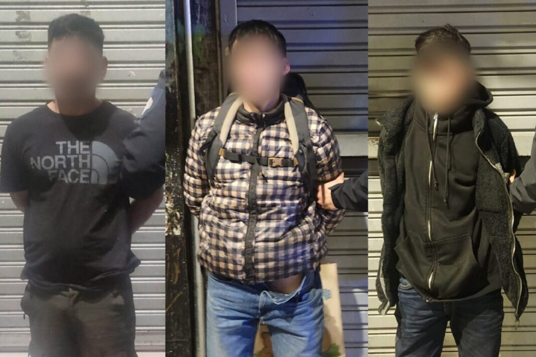 Policías en la vía pública durante el operativo en Balvanera
