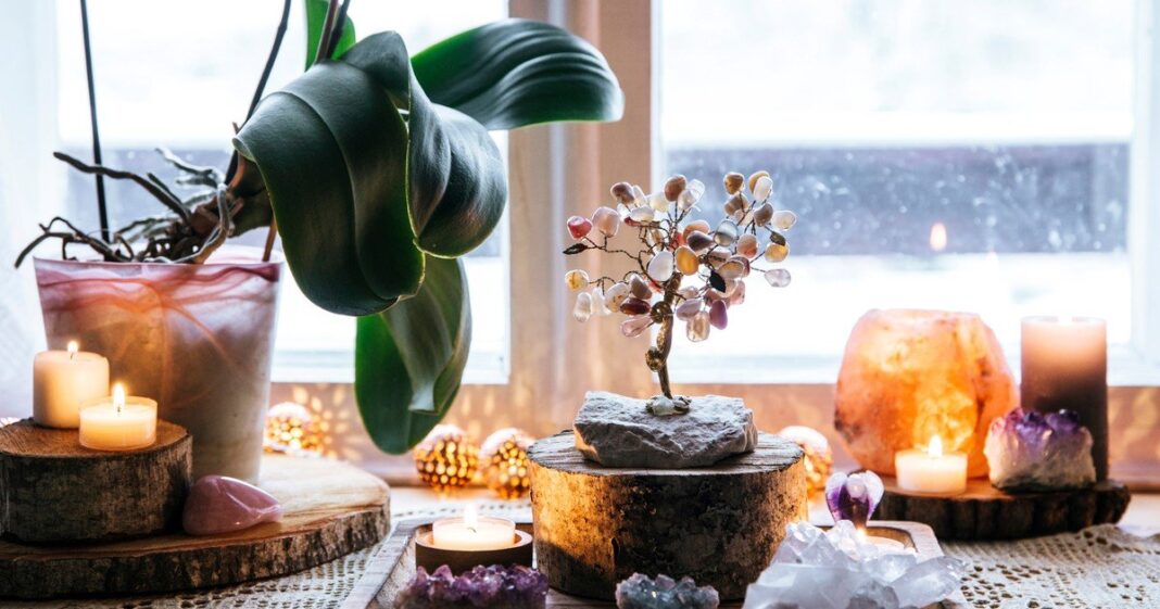 Interior de una casa con plantas y reloj de pared