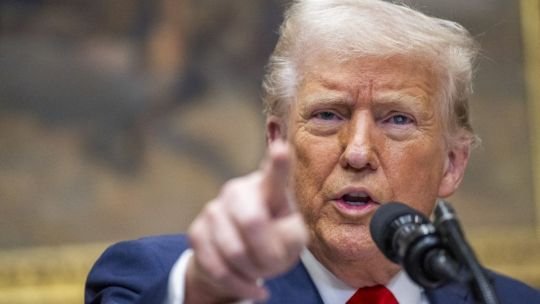 Donald Trump anunciando aranceles al acero y al sector automotriz de Canadá