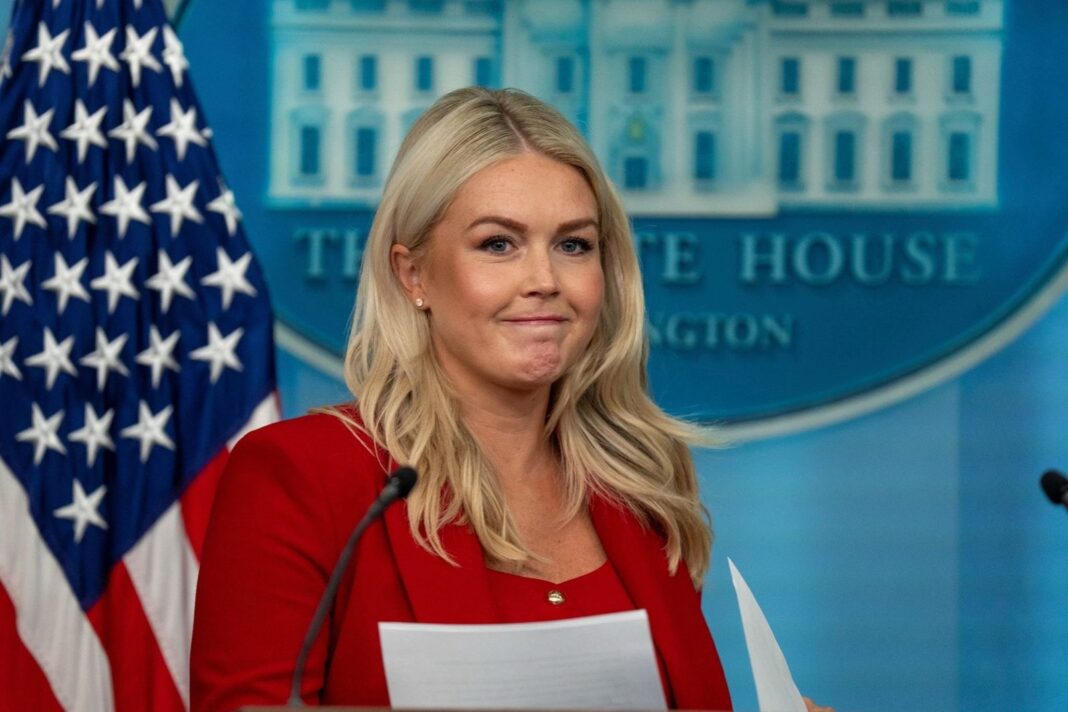 Karoline Leavitt en el podio de la Casa Blanca