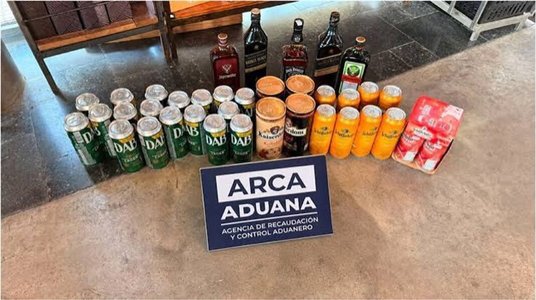 Parte de la mercadería decomisada por Aduana en operativos contra el contrabando de bebidas