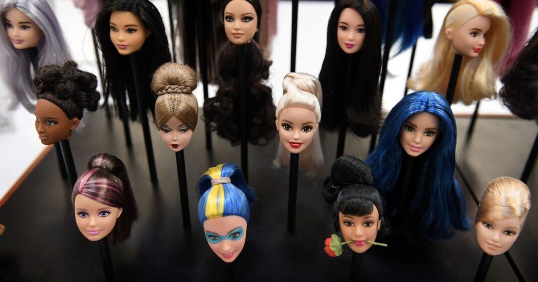 Colección de peluches y juguetes sobre una biblioteca