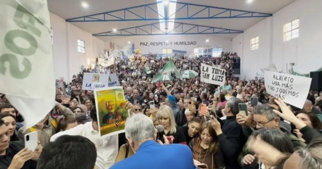 Alberto Rodríguez Saá hablando en un acto del Partido Justicialista en San Luis