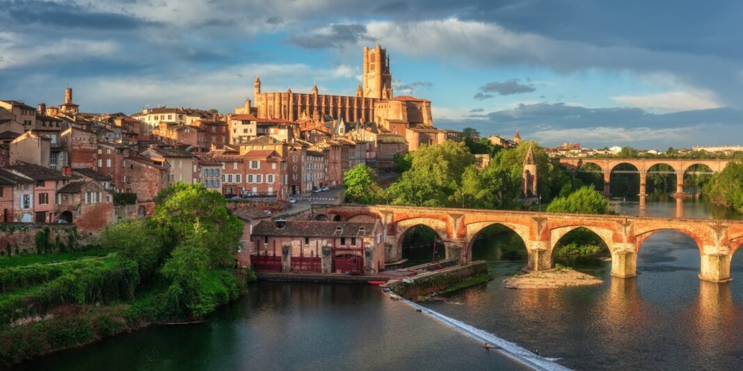 Vista de la catedral de Sainte-Cécile de Albi, la catedral de ladrillo más grande del mundo, junto al río Tarn