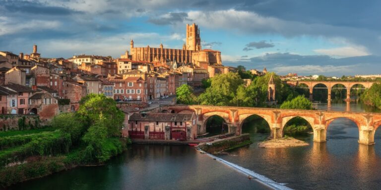 Vista de la catedral de Sainte-Cécile de Albi, la catedral de ladrillo más grande del mundo, junto al río Tarn