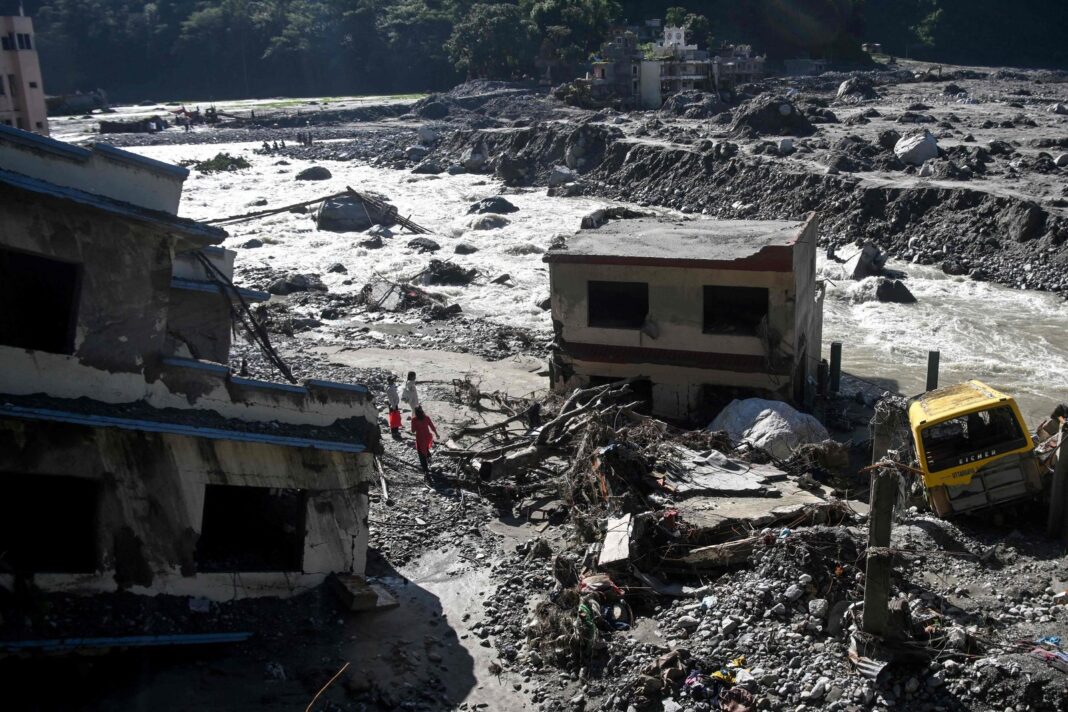 Equipos de rescate en el monte Himlung tras el alud que arrasó un campamento base en Nepal