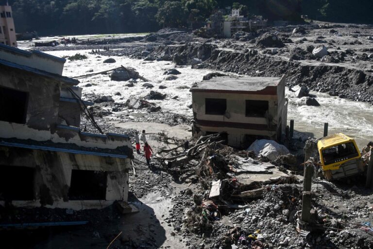 Equipos de rescate en el monte Himlung tras el alud que arrasó un campamento base en Nepal