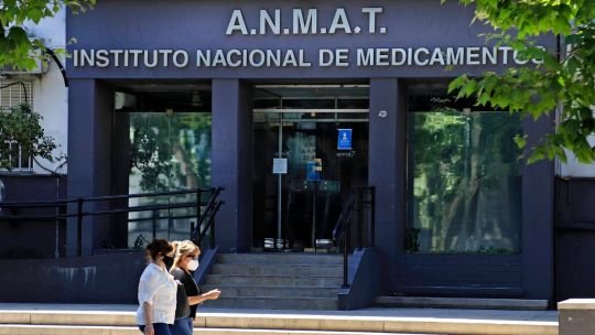 Fachada de la sede de la ANMAT en Buenos Aires