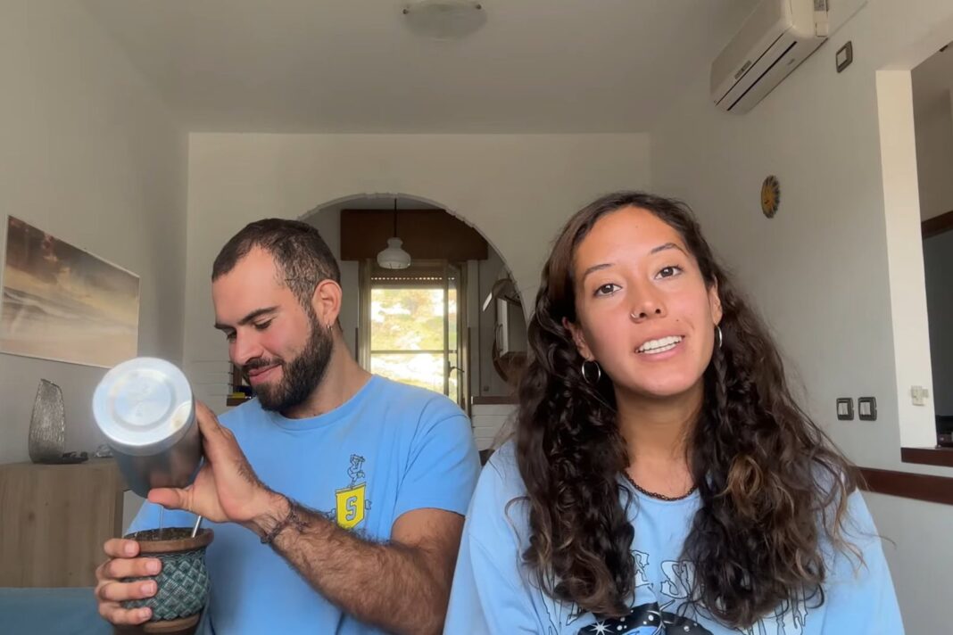 Camila y Matías, youtubers argentinos, durante su experiencia de trabajo en limpieza en Francia