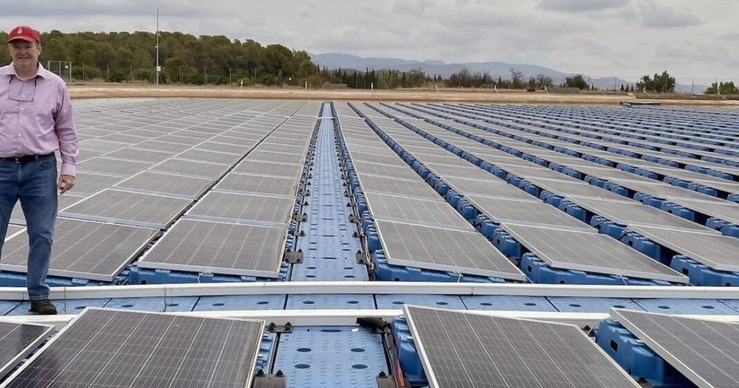 Paneles solares flotantes en embalse agrícola en Stuttgart, Arkansas