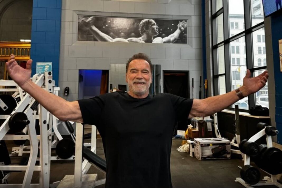 Arnold Schwarzenegger durante una sesión de entrenamiento de fuerza