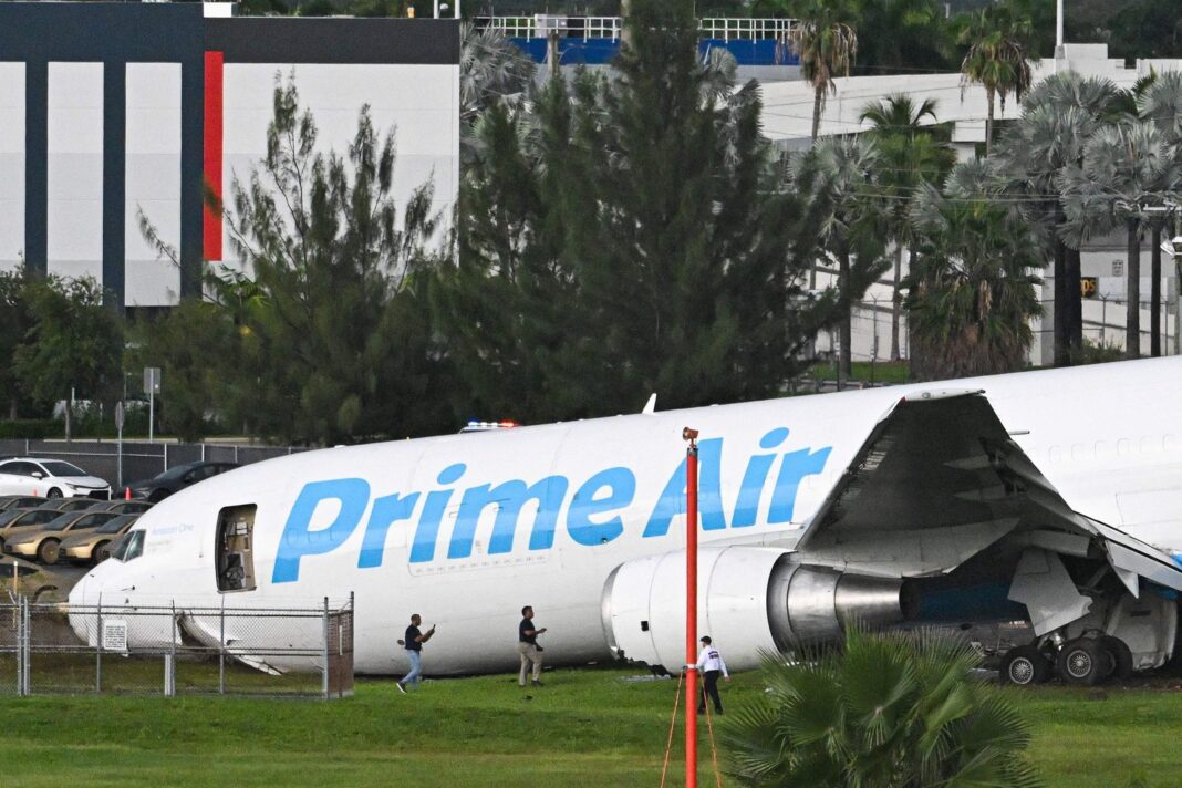 Avión de carga de Amazon despistado en el Aeropuerto Internacional de Miami