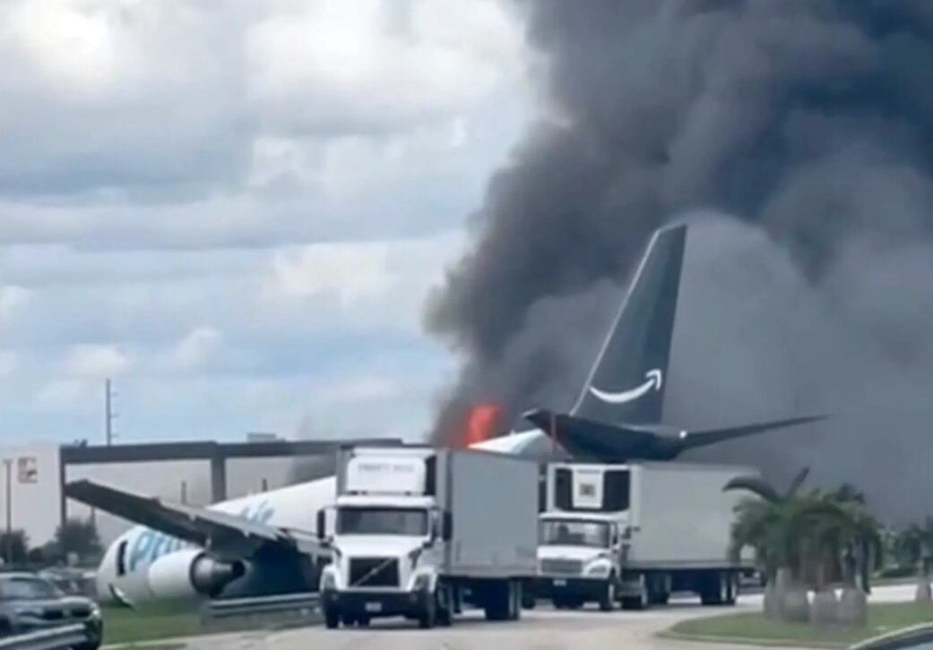 Avión de carga Boeing 767 sobre una carretera junto al Aeropuerto Internacional de Miami
