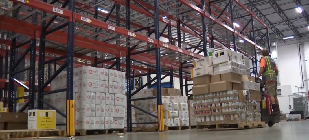 Camiones del Banco de Alimentos de Atlanta durante la distribución de alimentos en Georgia