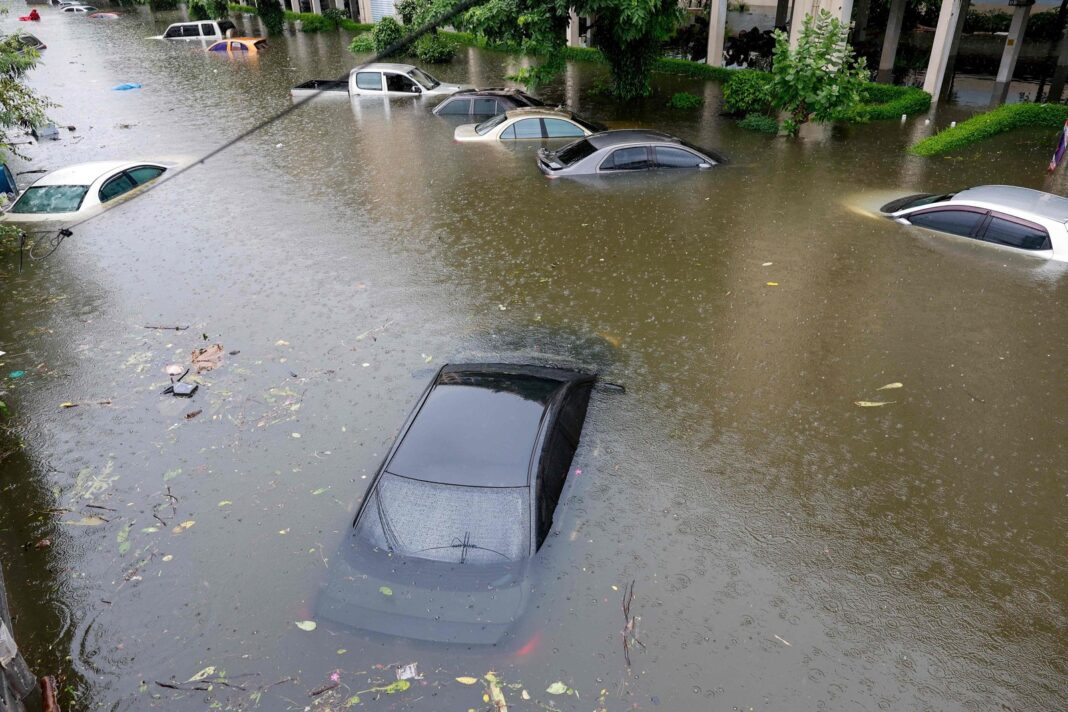 Calle inundada en Bangkok tras las lluvias continuas que provocaron el estado de desastre