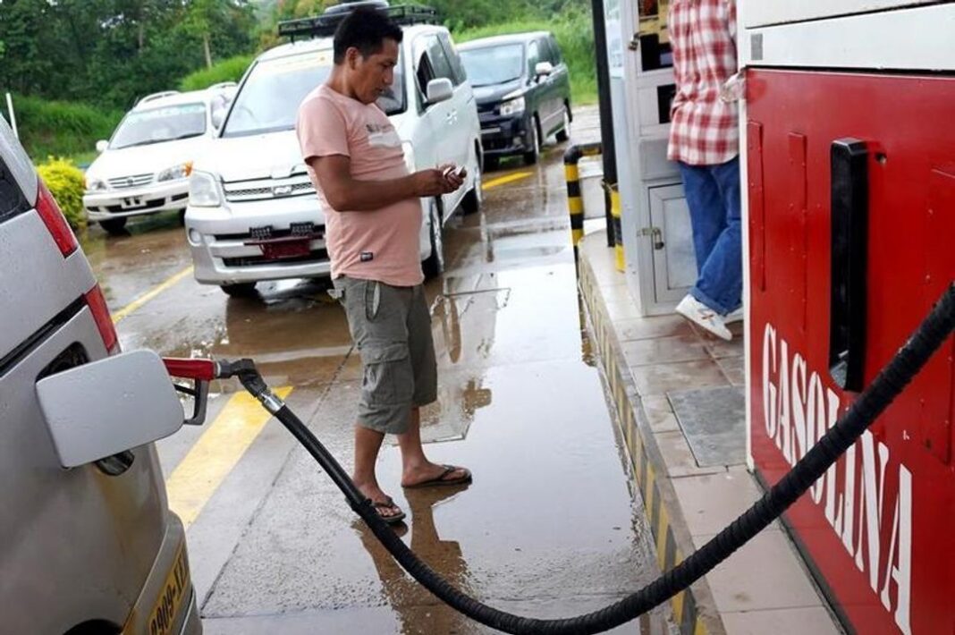 Estación de servicio en Bolivia donde se aplica el nuevo precio del diésel tras la eliminación del subsidio