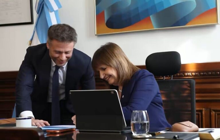 Patricia Bullrich en su despacho