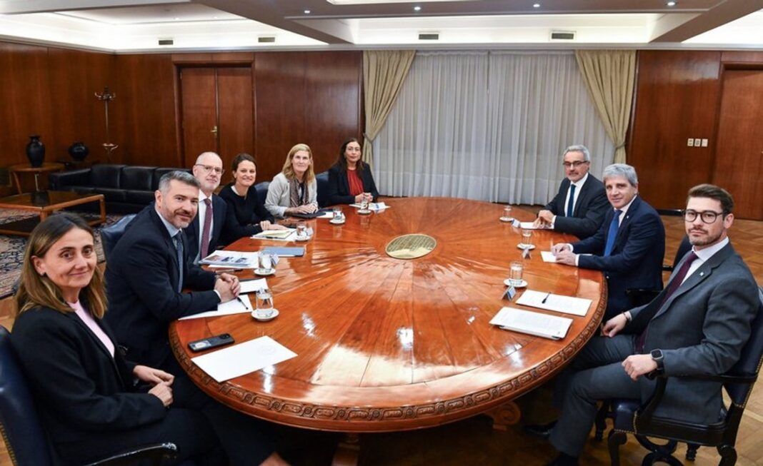 Luis Caputo, ministro de Economía, durante una reunión con funcionarios del Banco Mundial