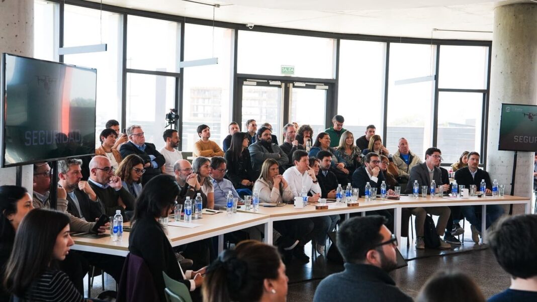 Participantes trabajando en el hackathon CarpinchIA 2026 en Nordelta