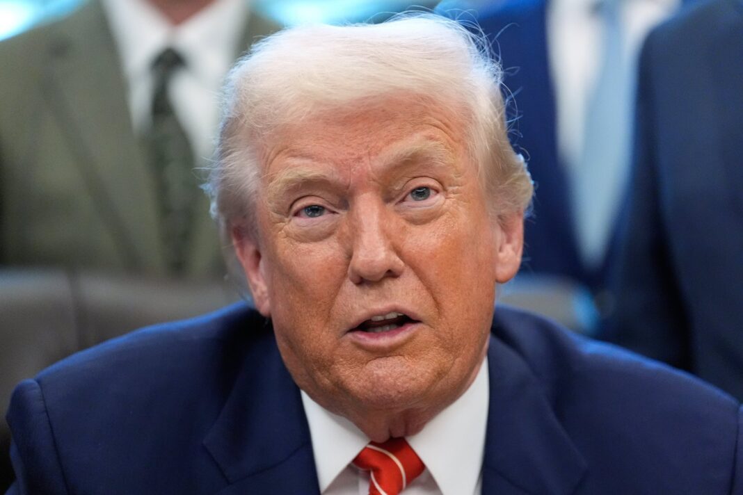 Logo de Trump TV en una pantalla