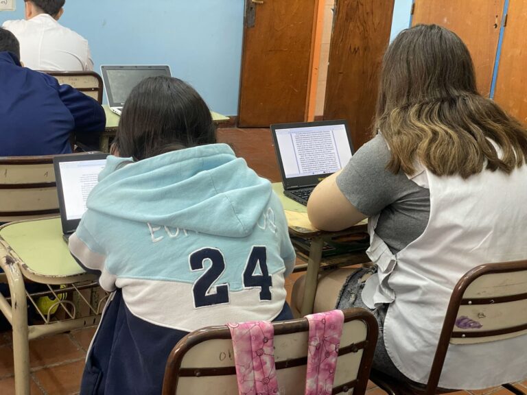 Docentes en un aula en Argentina