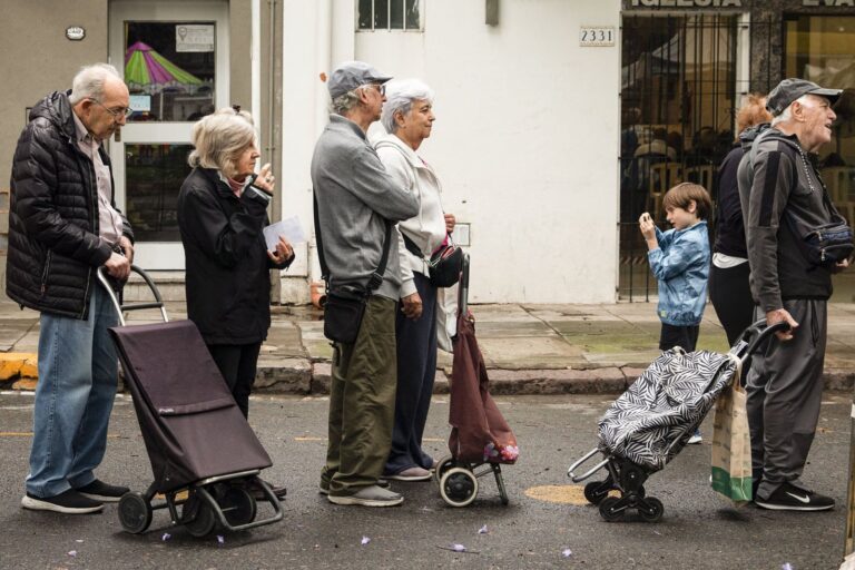 Gráfico de proyección poblacional de la Ciudad de Buenos Aires mostrando descenso y envejecimiento
