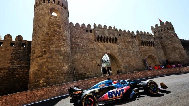 Franco Colapinto en el circuito callejero de Bakú durante la primera práctica libre del Gran Premio de Azerbaiyán