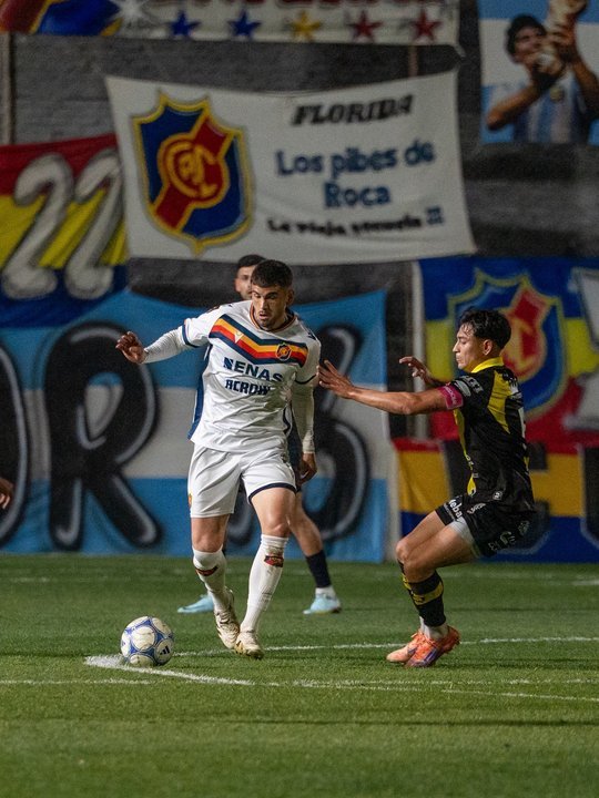 Jugadores de Colegiales celebran un gol ante Midland en el estadio Libertarios Unidos