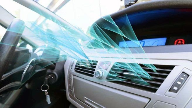 Botón de recirculación de aire en la consola central de un automóvil