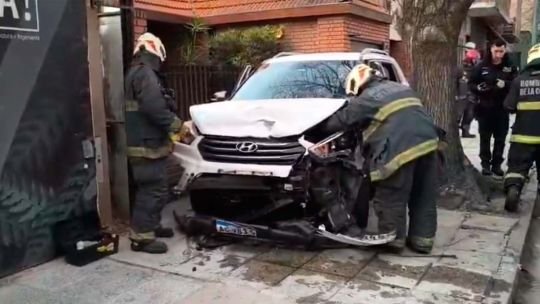 Camioneta gris sobre la vereda entre un árbol y el frente de una vivienda tras chocar contra tres autos estacionados en Palermo