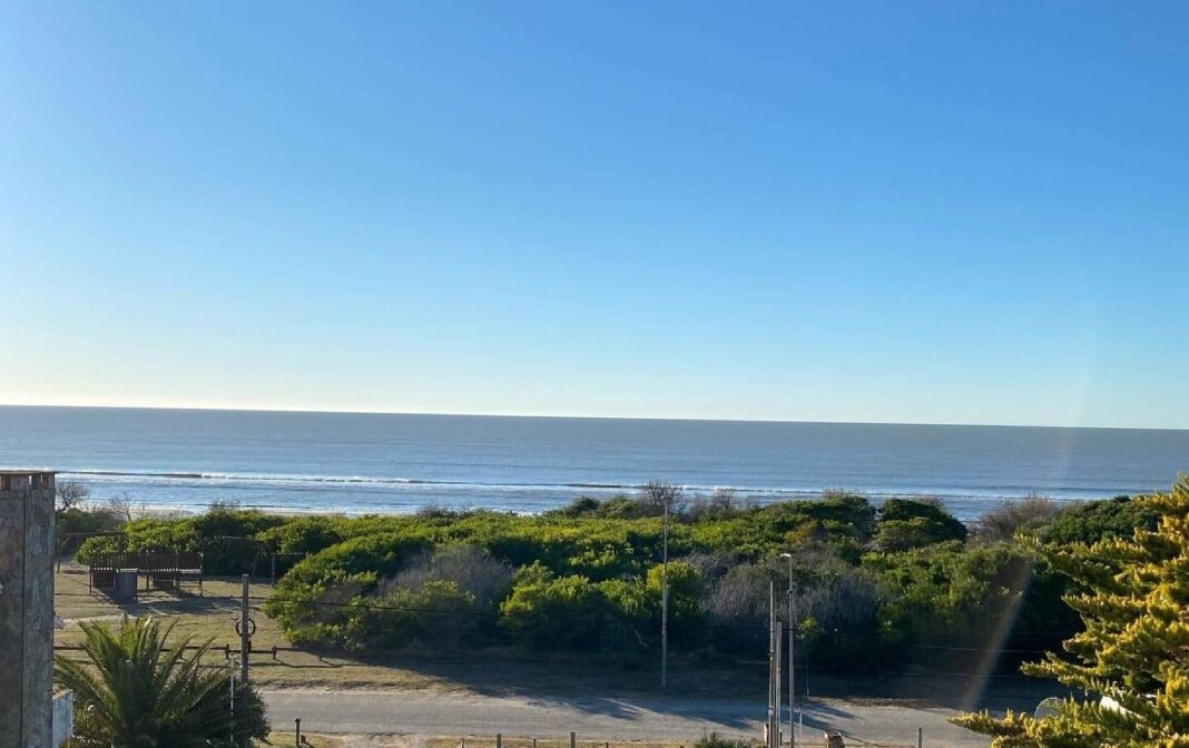 Vista de la playa de pinos en Costa del Este, Partido de La Costa, Buenos Aires
