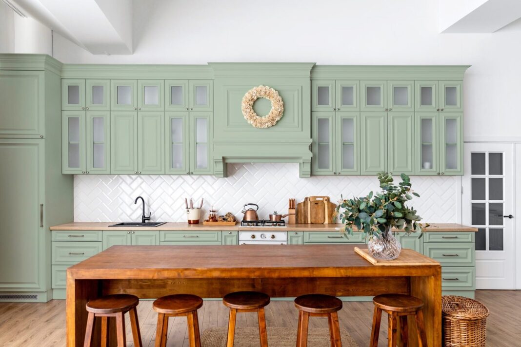 Cocina ampliada con mesada de granito y muebles modernos