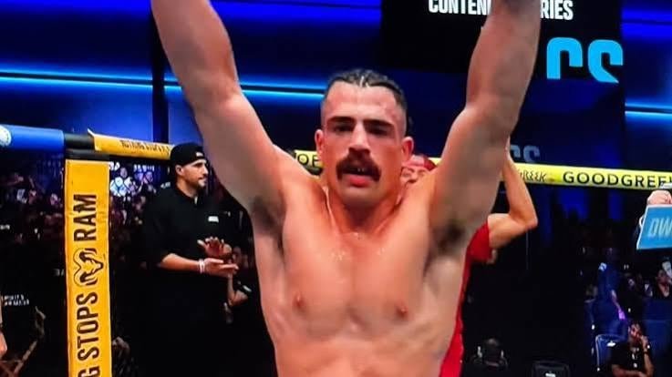 Luis 'The Stache' Hernández, oficial de la Oficina del Alguacil de Miami-Dade, celebra su victoria en el Dana White's Contender Series en Las Vegas