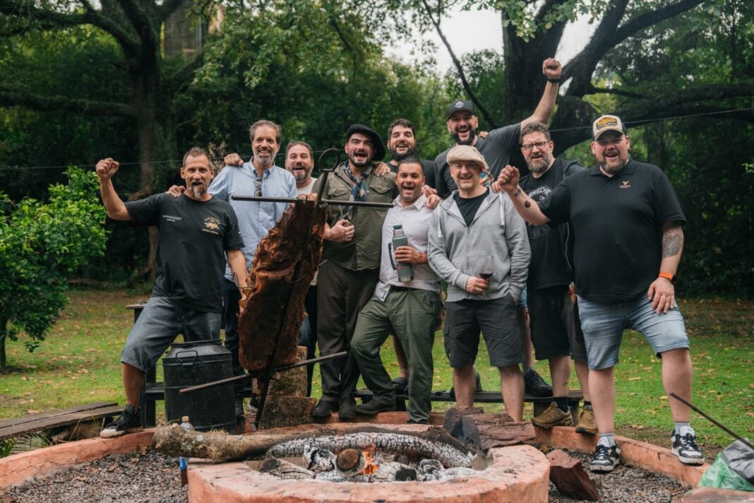 Eliseo Monti cocinando un asado argentino en Alemania