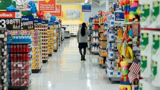 Personas comprando en un supermercado con descuentos